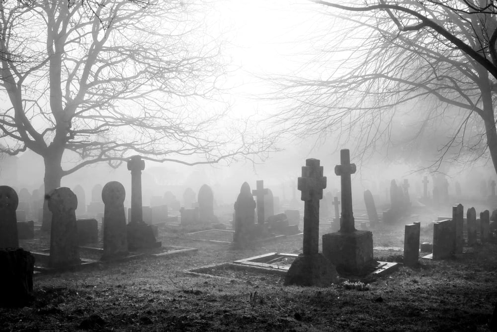 Sonhar com cemitério e túmulo