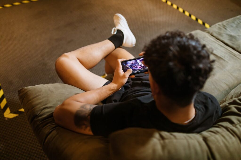 Baixar Jogos para Celular Android Grátis APK: Os Melhores Apps para Baixar Jogos Gratuitos 6 jogando game celular
