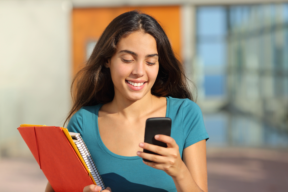 Tudo ao mesmo tempo: como lidar com vida financeira, estudos e saúde em tempos acelerados 4 mulher estudante celular