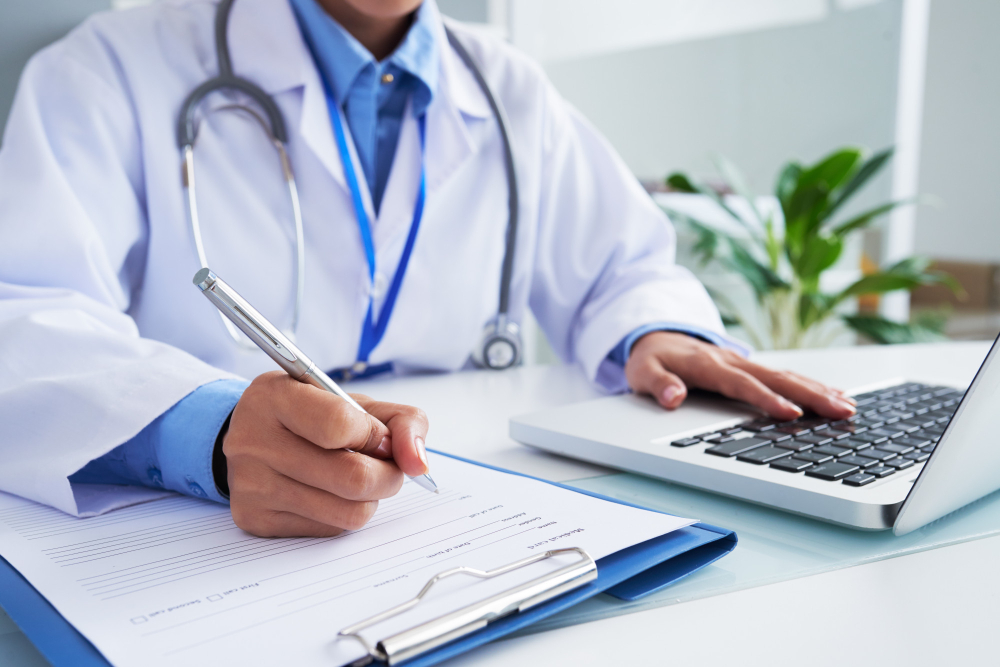 Plano de Saúde Empresarial para Pequenas Empresas: Vale a Pena Investir? 6 medico escrevendo